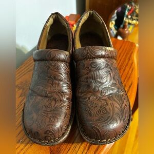 Born concept nurse clogs